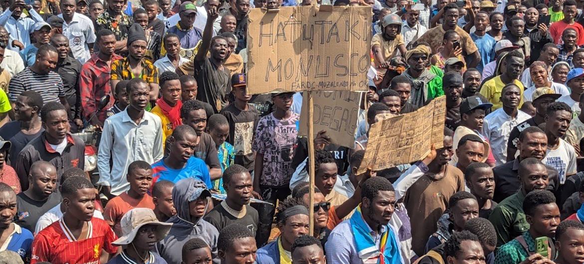 Manifestantes protestam em Beni, que foi designada como a nova capital da província de Kivu do Norte, no leste da República Democrática do Congo