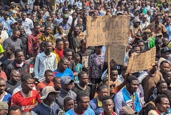Manifestantes protestam em Beni, que foi designada como a nova capital da província de Kivu do Norte, no leste da República Democrática do Congo
