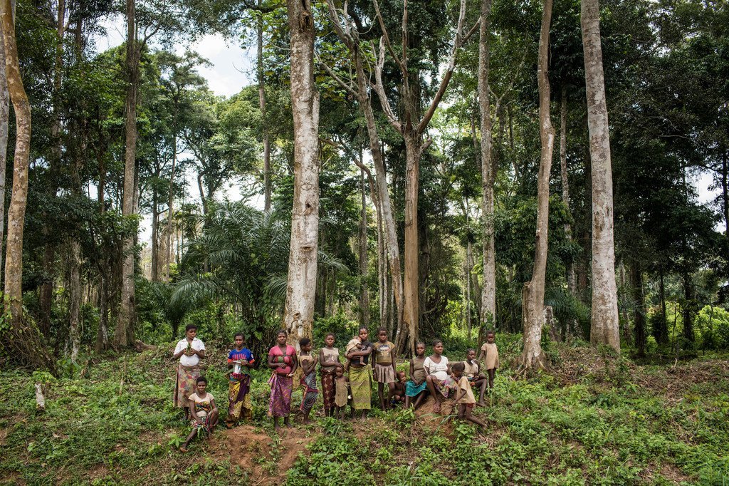 Membres d'une communauté autochtone vivant dans les forêts de l'une des régions les plus reculées de la République du Congo.