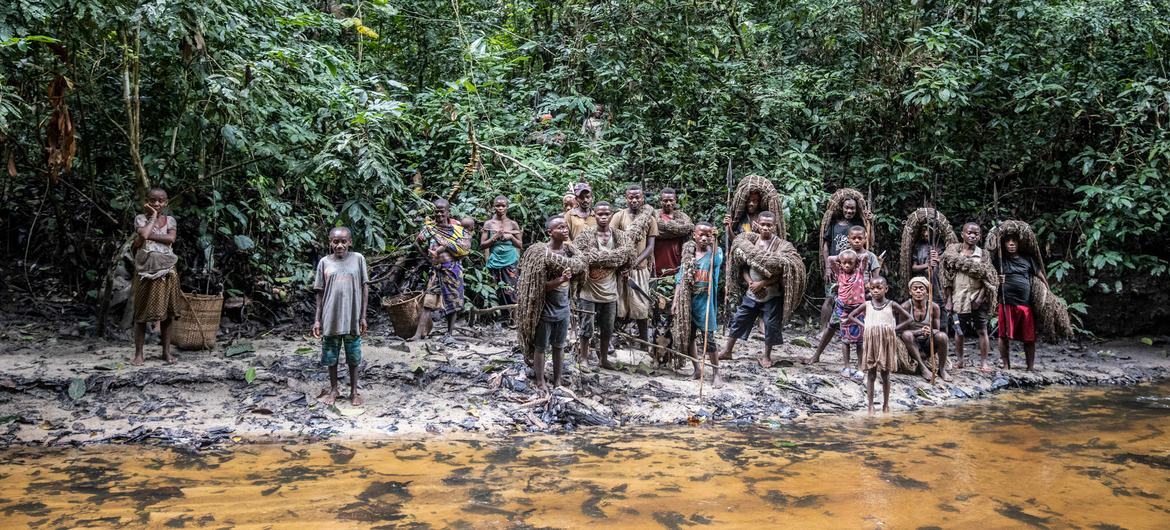 Le peuple Mbuti dans la réserve de faune à okapis en République démocratique du Congo.