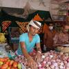 بائعان للفواكه والخضروات يقيمان كشكاً في أحد أسواق لحج، اليمن.