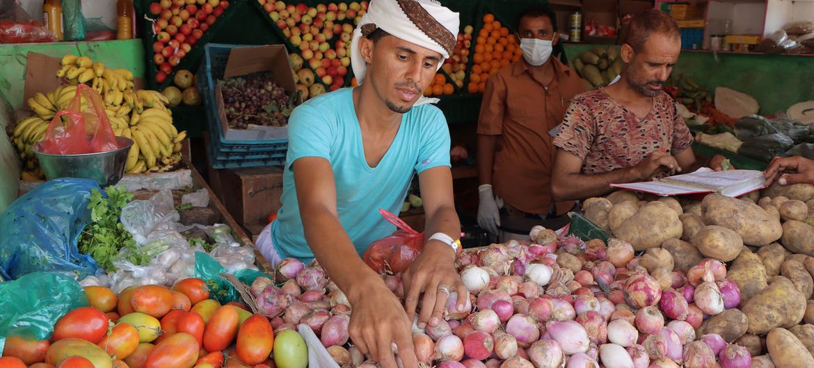在也门拉赫季，卖水果和蔬菜的小贩在市场上搭建摊位。
