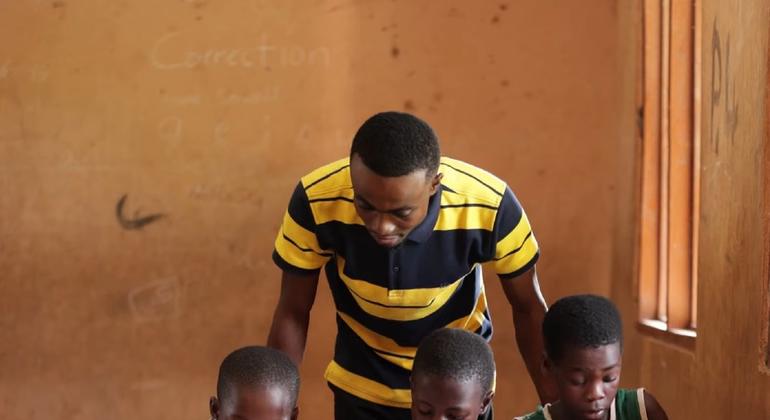 Un enseignant d’une école au Ghana travaille aux côtés de ses élèves.