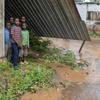 Crianças nas ruínas de sua escola, destruída pelo ciclone Freddy em Moçambique