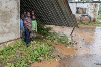 在莫桑比克，孩子们站被气旋弗雷迪摧毁的学校废墟中。