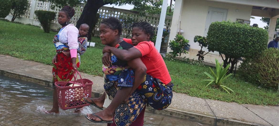 Pessoas fugiram de suas casas quando o ciclone Freddy chegou a Vilanculos, em Moçambique
