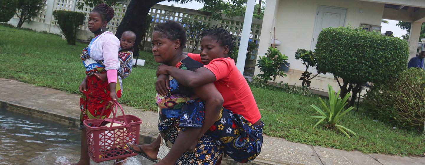 Des habitants fuient Vilanculos, au Mozambique, à l'approche du cyclone