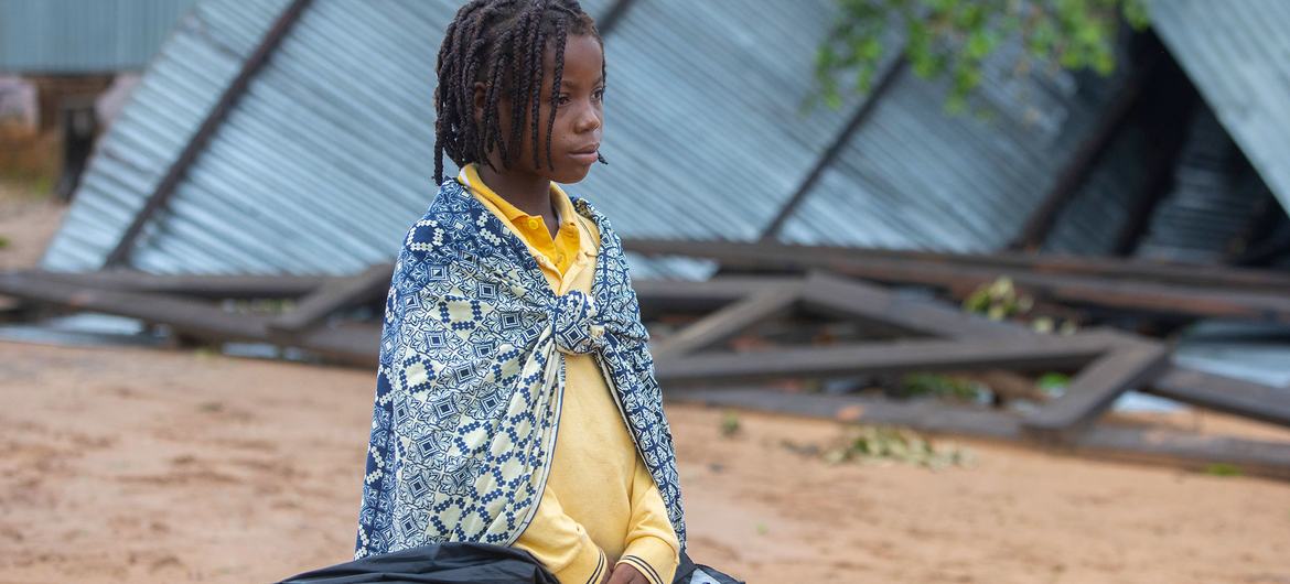 Uma criança caminha entre os escombros de sua escola, destruída pelo ciclone Freddy em Moçambique.