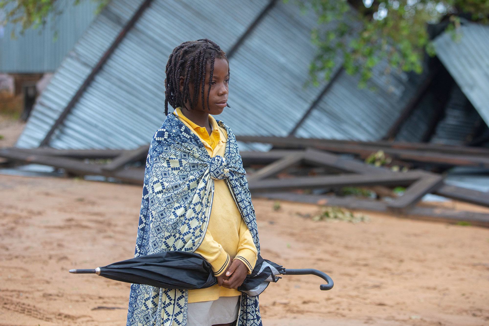 طفلة تمشي بين أنقاض مدرستها التي دمرها إعصار فريدي في موزمبيق.