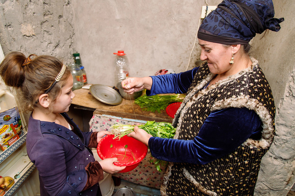 Ibu Shermatova dan anak-anaknya menerima dukungan sosial dan hukum dari organisasi lokal.