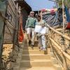 Le Haut Commissaire des Nations Unies pour les réfugiés, Filippo Grandi (à gauche), visite un camp de réfugiés rohingyas à Cox's Bazar, au Bangladesh.