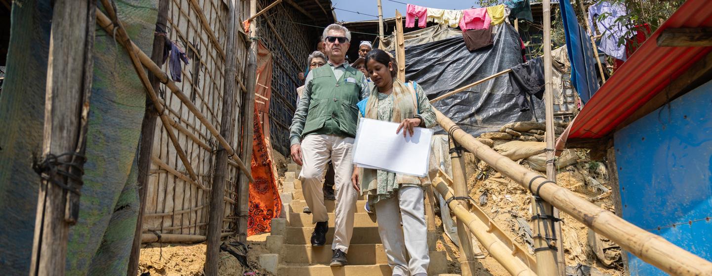 Le Haut Commissaire des Nations Unies pour les réfugiés, Filippo Grandi (à gauche), visite un camp de réfugiés rohingyas à Cox's Bazar, au Bangladesh.