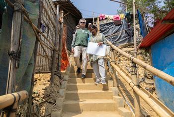 Le Haut Commissaire des Nations Unies pour les réfugiés, Filippo Grandi (à gauche), visite un camp de réfugiés rohingyas à Cox's Bazar, au Bangladesh.