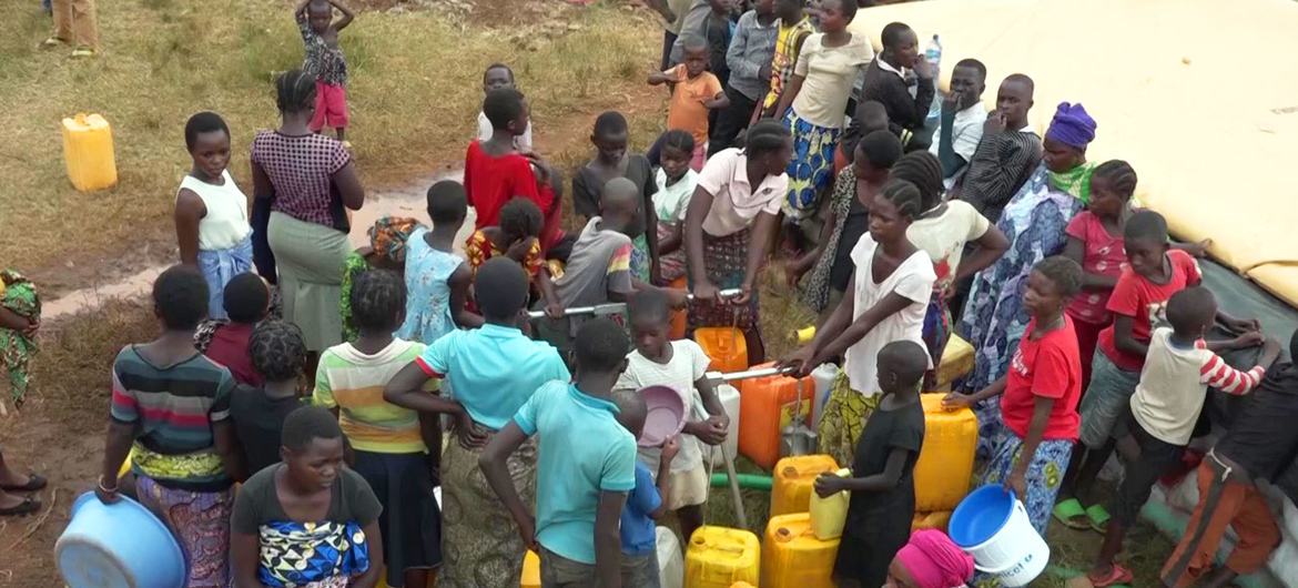 بدأت المفوضية اللاجئين وحكومة بوروندي في نقل اللاجئين القادمين من جمهورية الكونغو الديمقراطية، بعيدا عن الحدود إلى مستوطنة حيث يمكن للأسر الحصول على حماية وخدمات أفضل.