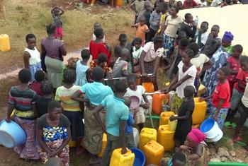 بدأت المفوضية اللاجئين وحكومة بوروندي في نقل اللاجئين القادمين من جمهورية الكونغو الديمقراطية، بعيدا عن الحدود إلى مستوطنة حيث يمكن للأسر الحصول على حماية وخدمات أفضل.