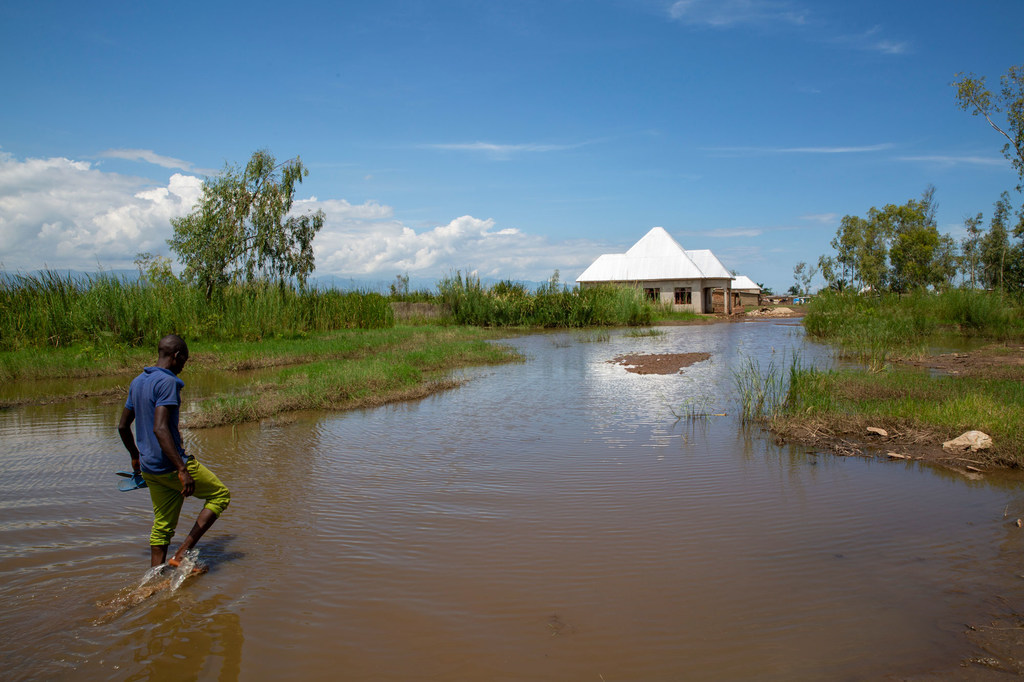 مياه فيضانات في منطقة غاتومبا، بوروندي، التي شهدت مستوى غير متوقع من الأمطار بسبب تغير المناخ