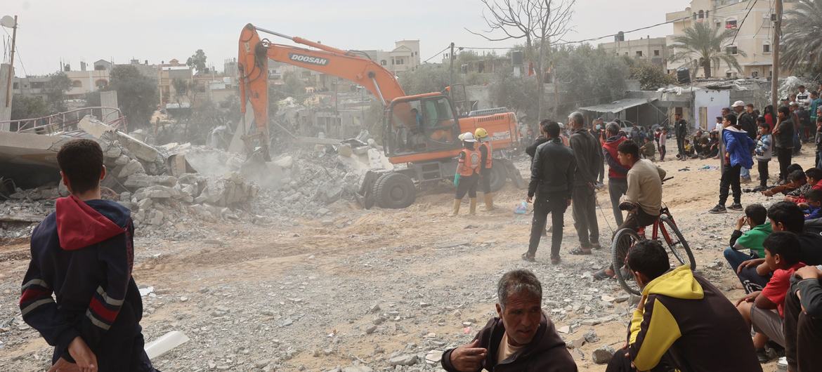 Recuperação de corpos sob os escombros de uma casa no bairro de Al-Nasr, a leste da cidade de Rafah, ao sul da Faixa de Gaza