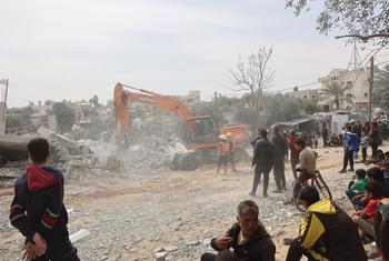 Recuperación de cadáveres bajo los escombros de una casa en el barrio de Al-Nasr, al este de la ciudad de Rafah, al sur de la Franja de Gaza.