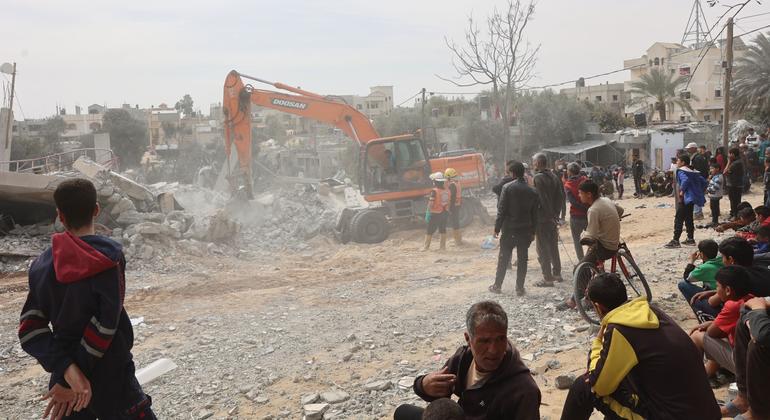 Recuperação de corpos sob os escombros de uma casa no bairro de Al-Nasr, a leste da cidade de Rafah, ao sul da Faixa de Gaza