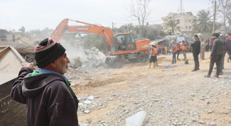 رجل يتفقد منزل أخيه في حي النصر شرق مدينة رفح جنوب قطاع غزة، خلال محاولة انتشال جثامين عائلته من تحت الركام بعد غارة جوية اسرائيلية.