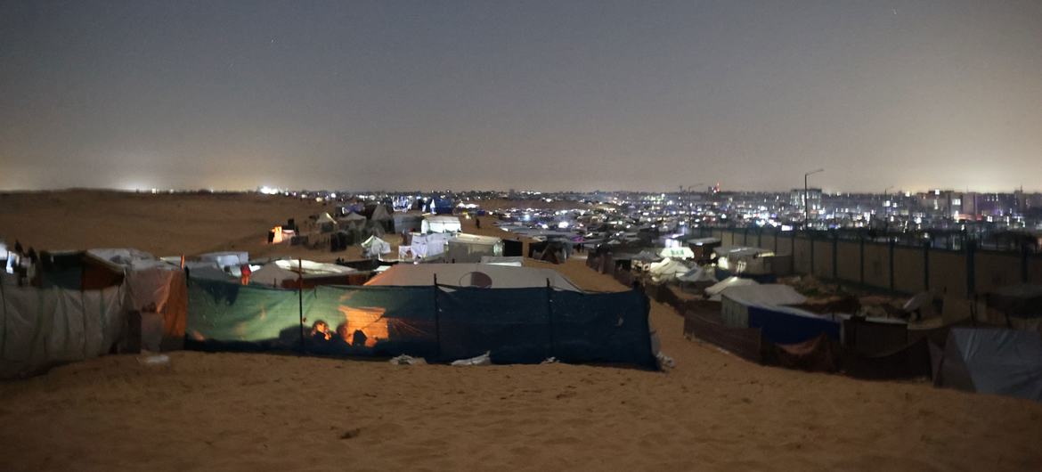 Night scenes of displaced persons’ tents in the Tal Al-Sultan neighborhood, west of the city of Rafah, south of the Gaza Strip.