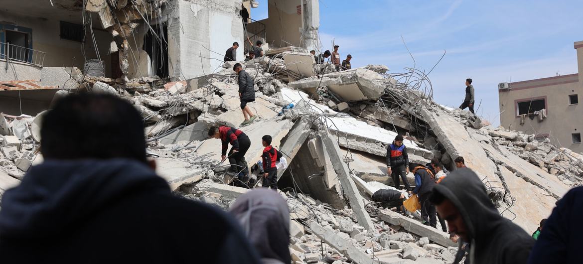 Destruction of a residential block in the Al-Shaboura neighborhood in the city of Rafah, south of the Gaza Strip