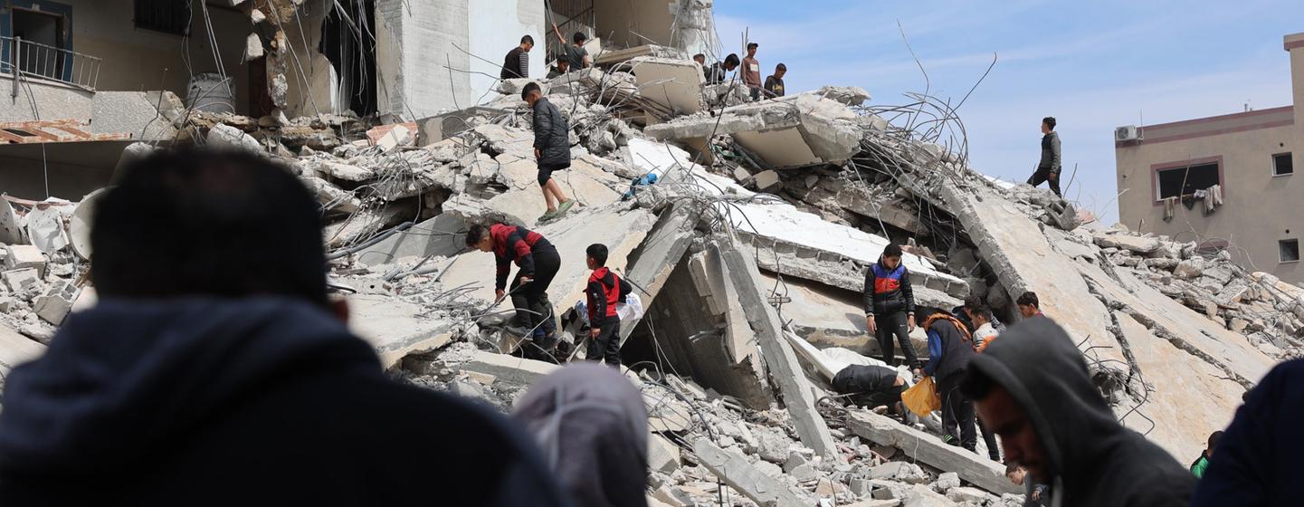  Destruction d'un immeuble résidentiel dans le quartier d'Al-Shaboura dans la ville de Rafah, au sud de la bande de Gaza.