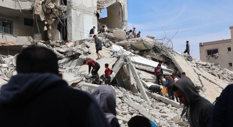 آثار الدمار الذي لحق بأحد المباني السكنية وسط مدينة رفح جنوب قطاع غزة.