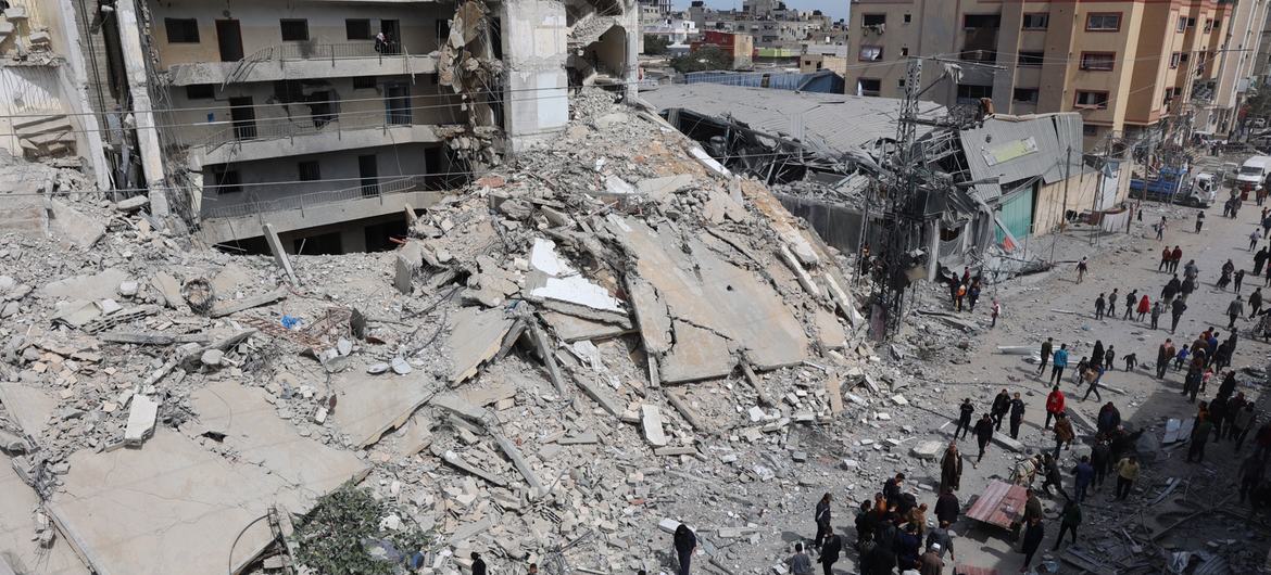رفح کے محلے الشبورا میں بمباری سے زمین بوس ہو جانے والی رہائشی عمارتیں۔