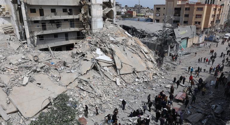 Un bloque de viviendas del barrio de Al-Shaboura, en la ciudad de Rafah, yace en ruinas.
