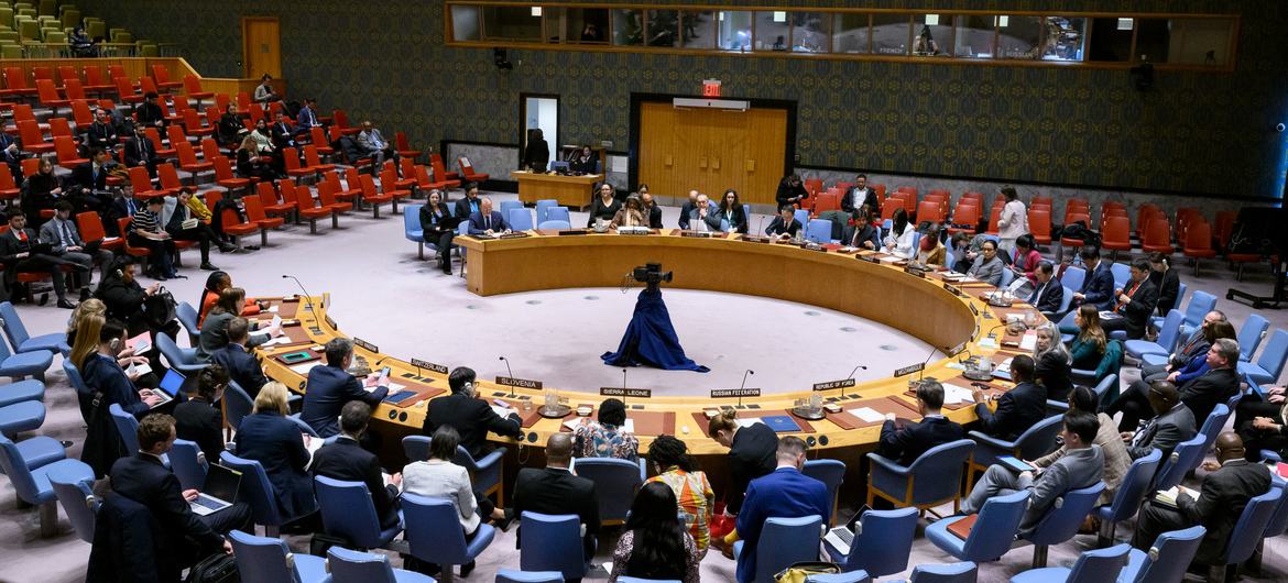 قاعة مجلس الأمن الدولي. يتشكل المجلس من 15 عضوا، منهم 5 دائمو العضوية يتمتعون بحق النقض أو الفيتو.
