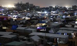 مشاهد ليلية لخيام النازحين في حي تل السلطان غرب مدينة رفح جنوب قطاع غزة.