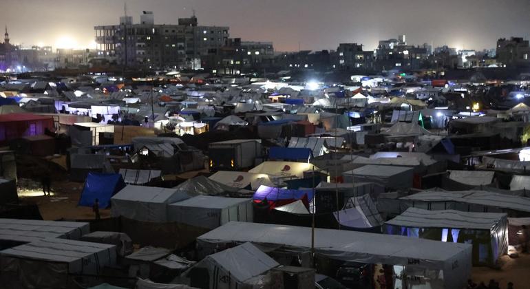 مشاهد ليلية لخيام النازحين في حي تل السلطان غرب مدينة رفح جنوب قطاع غزة.