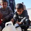 Дети набирают питьевую воду в Рафахе на юге Газы.