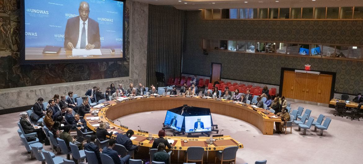 الممثل الخاص للأمين العام للأمم المتحدة لغرب أفريقيا ومنطقة الساحل، ليوناردو سانتوس شيماو على الشاشة أثناء تقديم إحاطته أمام مجلس الأمن الدولي.