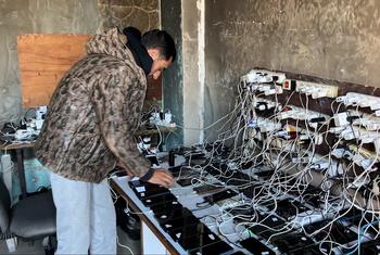 Salah Hammami, propietario de un proyecto de energía alternativa en la ciudad de Gaza, proporciona servicios de carga de baterías y teléfonos a la comunidad.