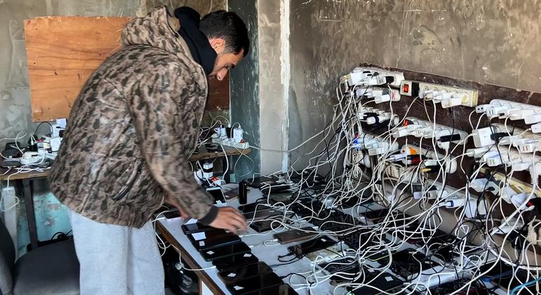 Salah Hammami, propietario de un proyecto de energía alternativa en la ciudad de Gaza, proporciona servicios de carga de baterías y teléfonos a la comunidad. Salah Hammami, propietario de un proyecto de energía alternativa en la ciudad de Gaza, proporciona servicios de carga de baterías y teléfonos a la comunidad.