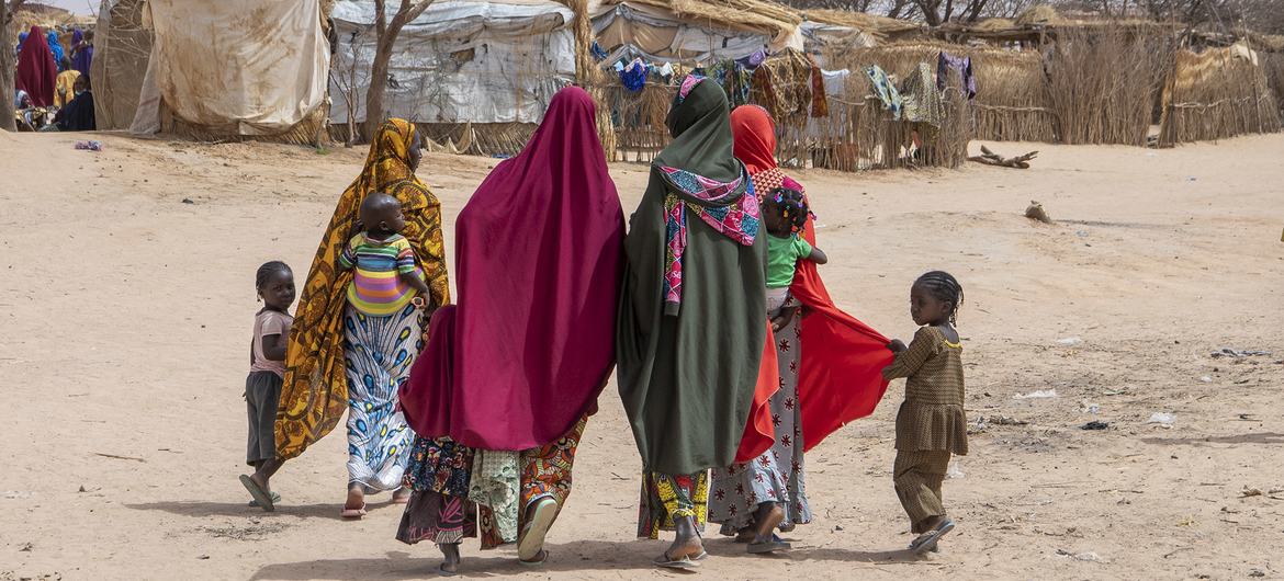 Una familia de desplazados camina en el campamento de Ouallam en Níger.