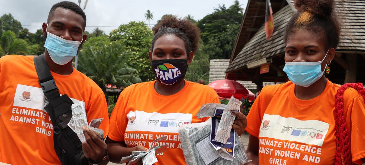 Educadores de la Asociación de Salud Familiar distribuyen preservativos e información sobre salud sexual y reproductiva en los mercados de Kokopo, Papua Nueva Guinea.