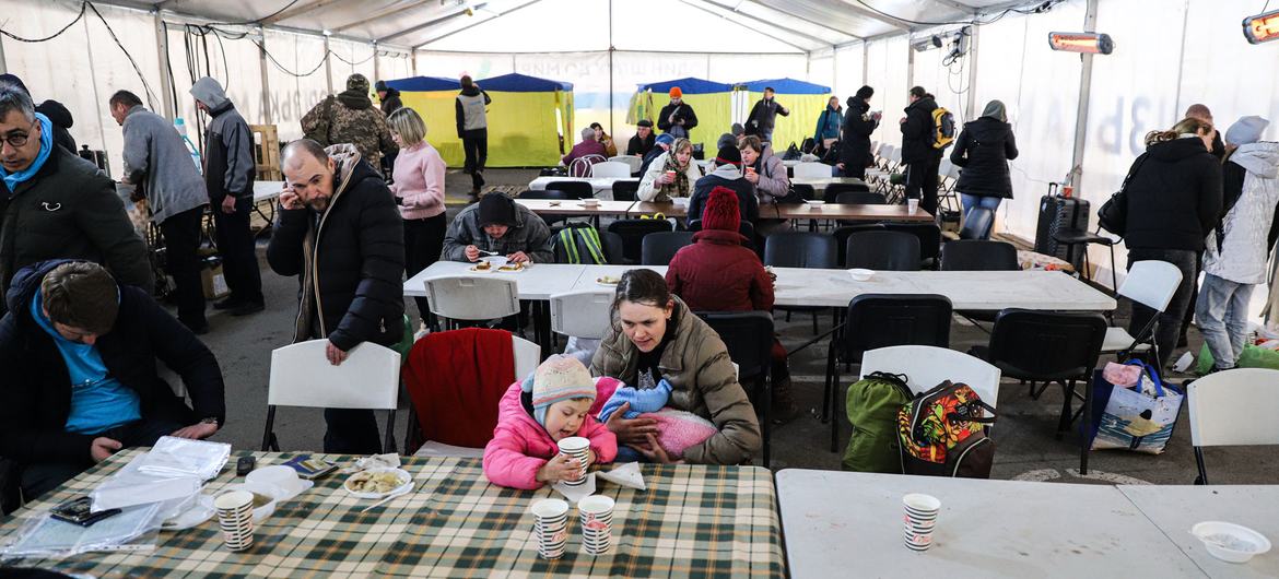 Внутренне перемещенные лица в приемном пункте в Запорожье, Украина. 