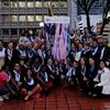 Un grupo de mujeres posa para una foto frente a una pancarta promocional del documental 'Cuando las Aguas se Juntan' en Colombia.