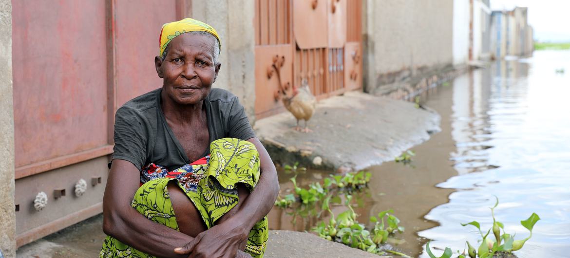 一名来自布隆迪布琼布拉的妇女，在她的家被洪水摧毁后，住在亲戚家。