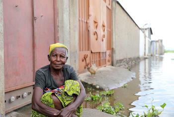 Una mujer de Bujumbura, Burundi, vive con un pariente después de que su casa fuera destruida por las inundaciones.