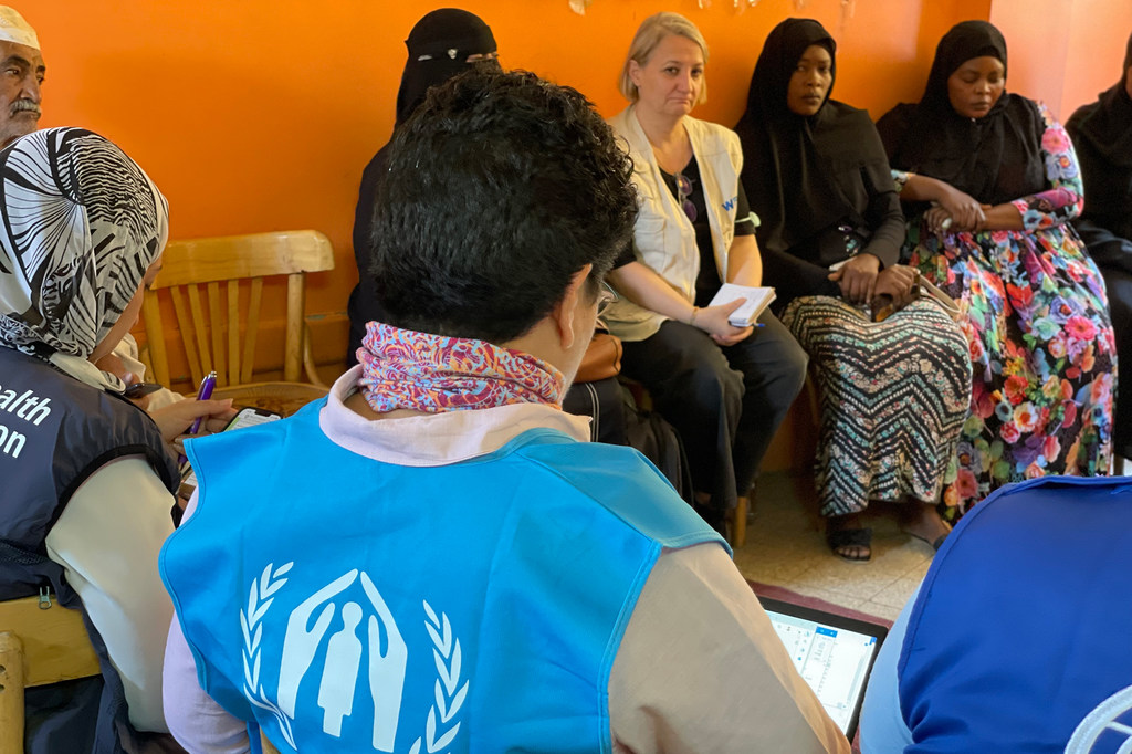 يقدم موظفو UNHCR اللاجئين المساعدة للاجئين السودانيين في أسوان بمصر أثناء تسجيلهم للحصول على المساعدات. وتشير التقارير إلى أن 16 ألف شخص عبروا من السودان منذ بدء القتال.