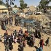 Des enfants et leurs familles près d'abris temporaires dans un camp de déplacés de la ville de Zelingei, au Darfour central, au Soudan.