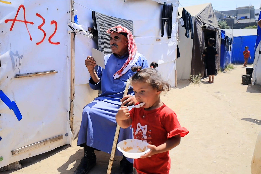 سلامة عبد العال، نازح من تل التفاح بغزة، يشتكي من عدم القدرة على العيش داخل الخيم مع ارتفاع درجات الحرارة.