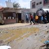 تسبب الصراع المستمر في قطاع غزة، في دمار كبير في المرافق الخدمية، مما أدى إلى انتشار النفايات وتراكم مياه الصرف الصحي بين خيام النازحين في مدينة دير البلح.