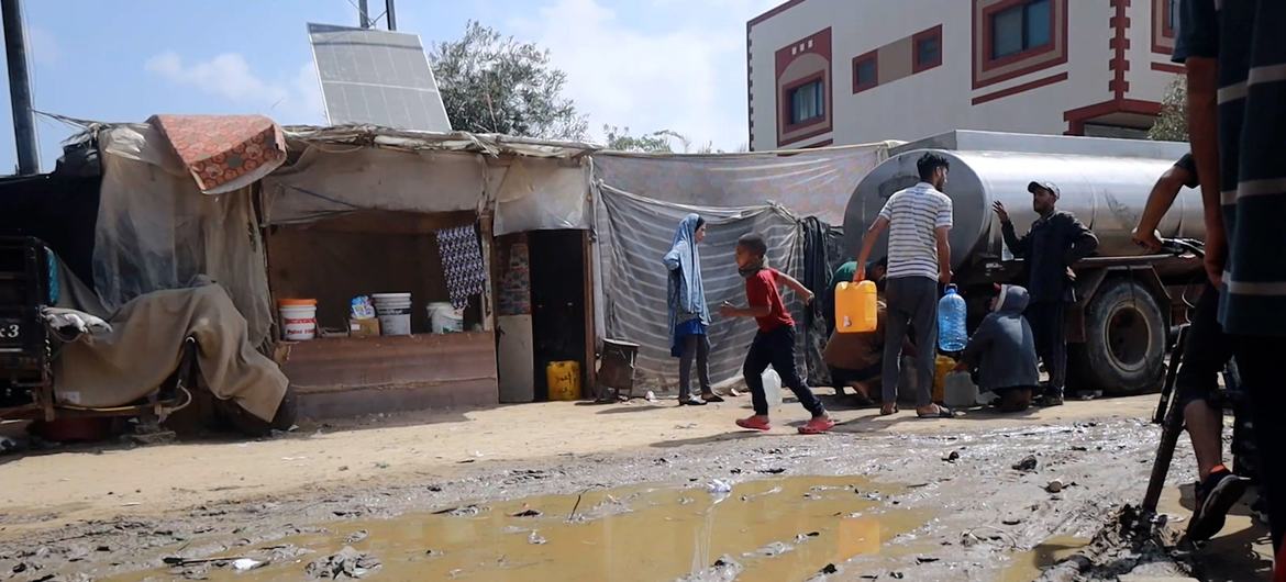 تسبب الصراع المستمر في قطاع غزة، في دمار كبير في المرافق الخدمية، مما أدى إلى انتشار النفايات وتراكم مياه الصرف الصحي بين خيام النازحين في مدينة دير البلح.