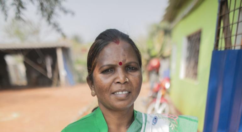 जमुना टुडु, गाँव के लोगों को वृक्षारोपण के लिए भी प्रेरित करती हैं.