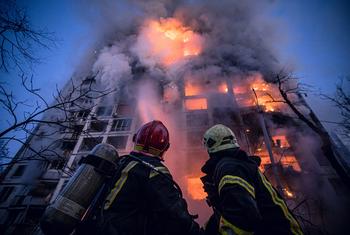 Пожар в одном из жилых домов Киева, возникший после обстрела. Два человека погибли и пятьдесят были спасены из огня пожарными. 